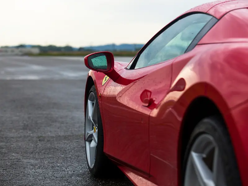 Zážitek - Jízda ve Ferrari 488 Spider na okruhu v Příbrami Vyrazte za zážitky do Středočeského kraje