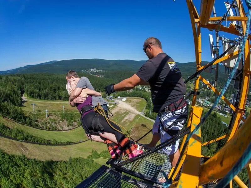 Zážitek - Bungee jumping z televizní věže Co dělat v Libereckém kraji? Vyrazte za zážitky