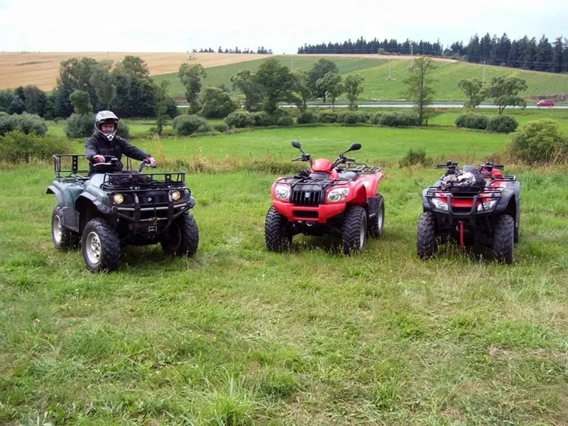 Zážitek - Dobrodružná jízda na čtyřkolce Zážitky Vysočina: Od adrenalinu po wellness