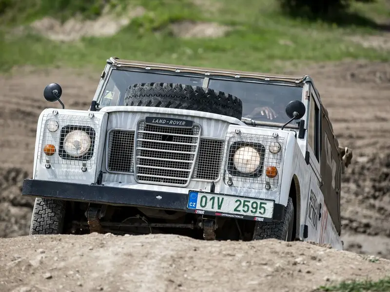 Zážitek - Land Rover off-road - testovací trénink Vyrazte za zážitky do Středočeského kraje