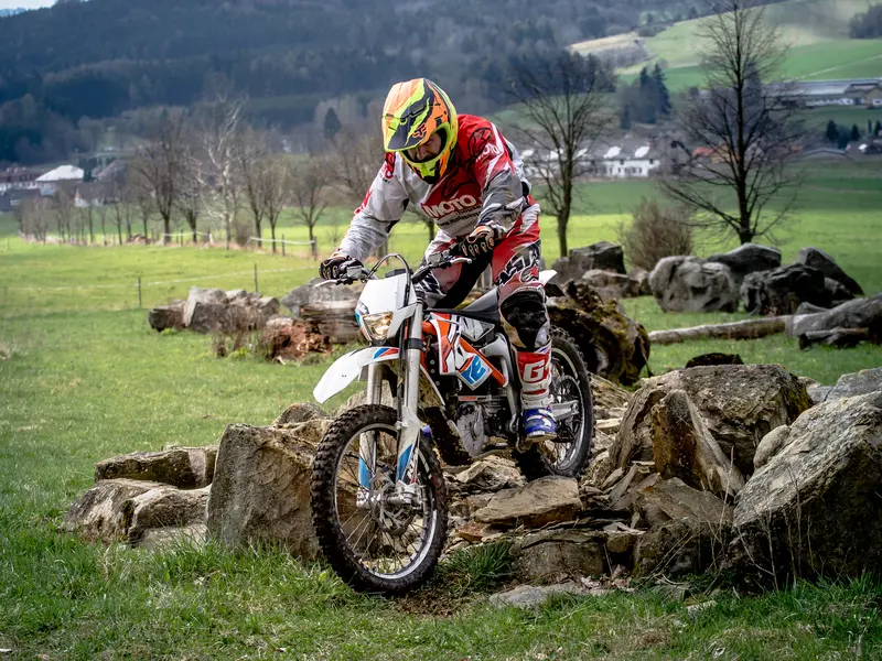 Zážitek - Motorky na trialové trati s mistrem ČR: Pardubický kraj Co dělat v Pardubickém kraji? Vyrazte za zážitky