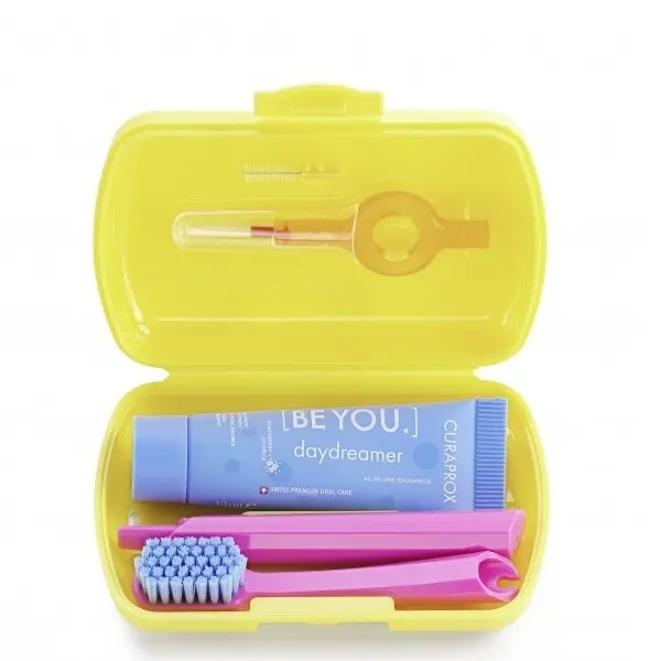 Curaprox Travel set žlutý 2 ks zubních kartáčků + zubní pasta 10 ml dárková sada