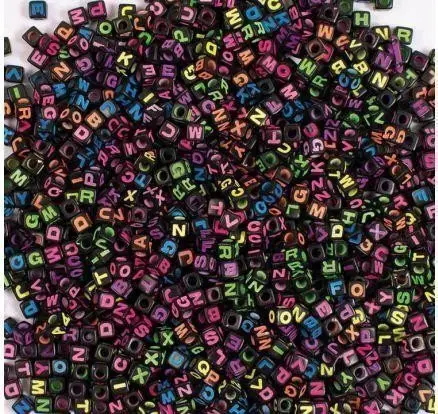 Černé korálky s neonovými písmenky 7x7mm 300ks