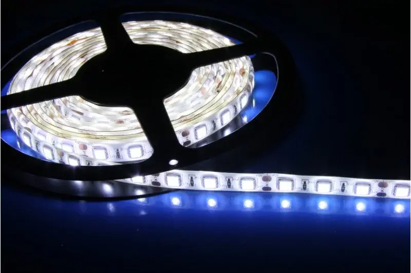 Zaparkorun Bílý LED pásek - 5 metrů