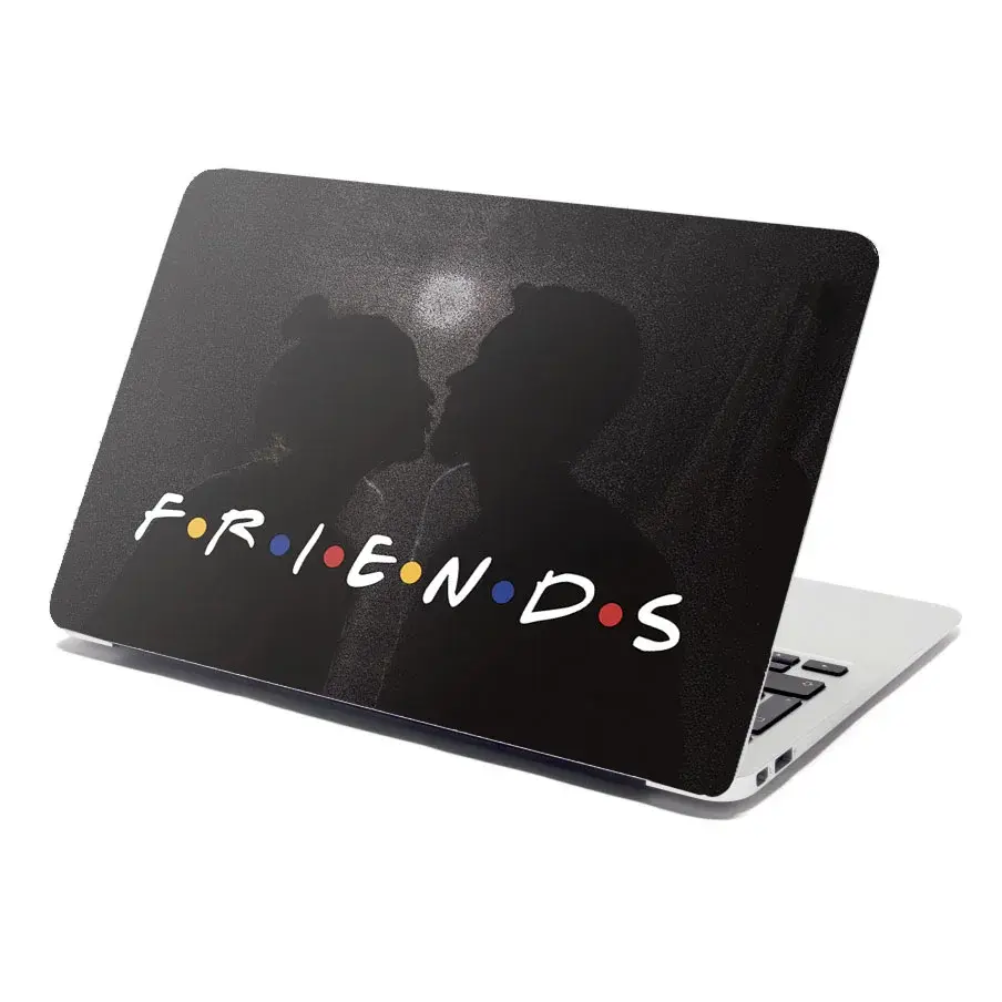 Samolepka na notebook Seriál přátelé FRIENDS Polibek - 38x26 cm