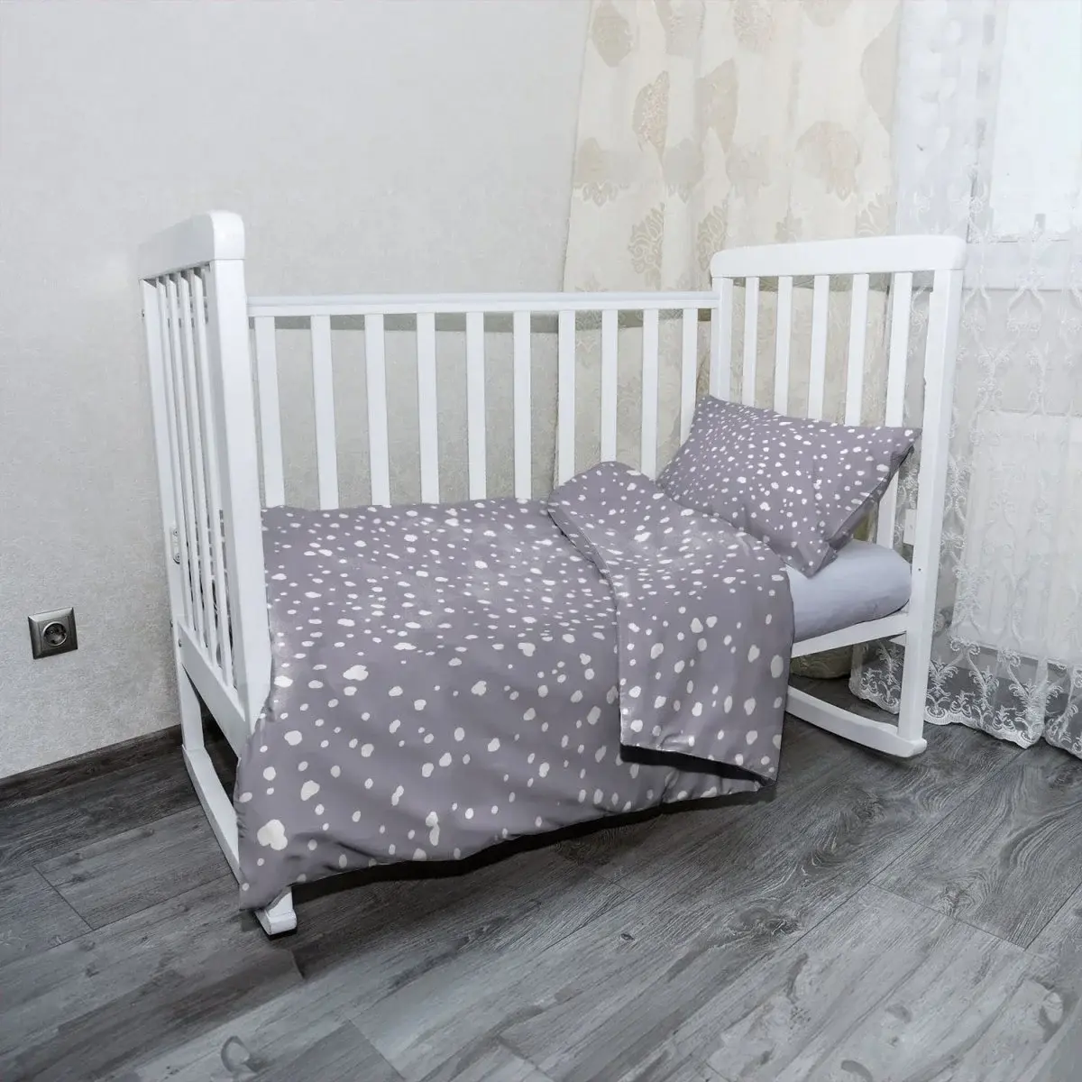 Mikroplyšové dětské povlečení do postýlky Bílé flíčky na fialové - 120x90 / 40x60