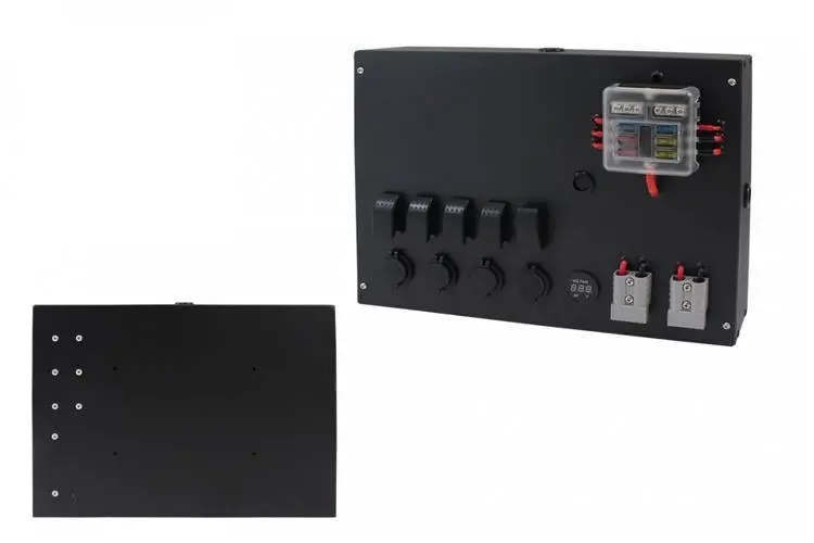 Hliníkový ovládací panel, 5x vypínač ON-OFF, 3x GZ, USB 3.1 A, 1x voltmetr, 6 pojistek, IP68