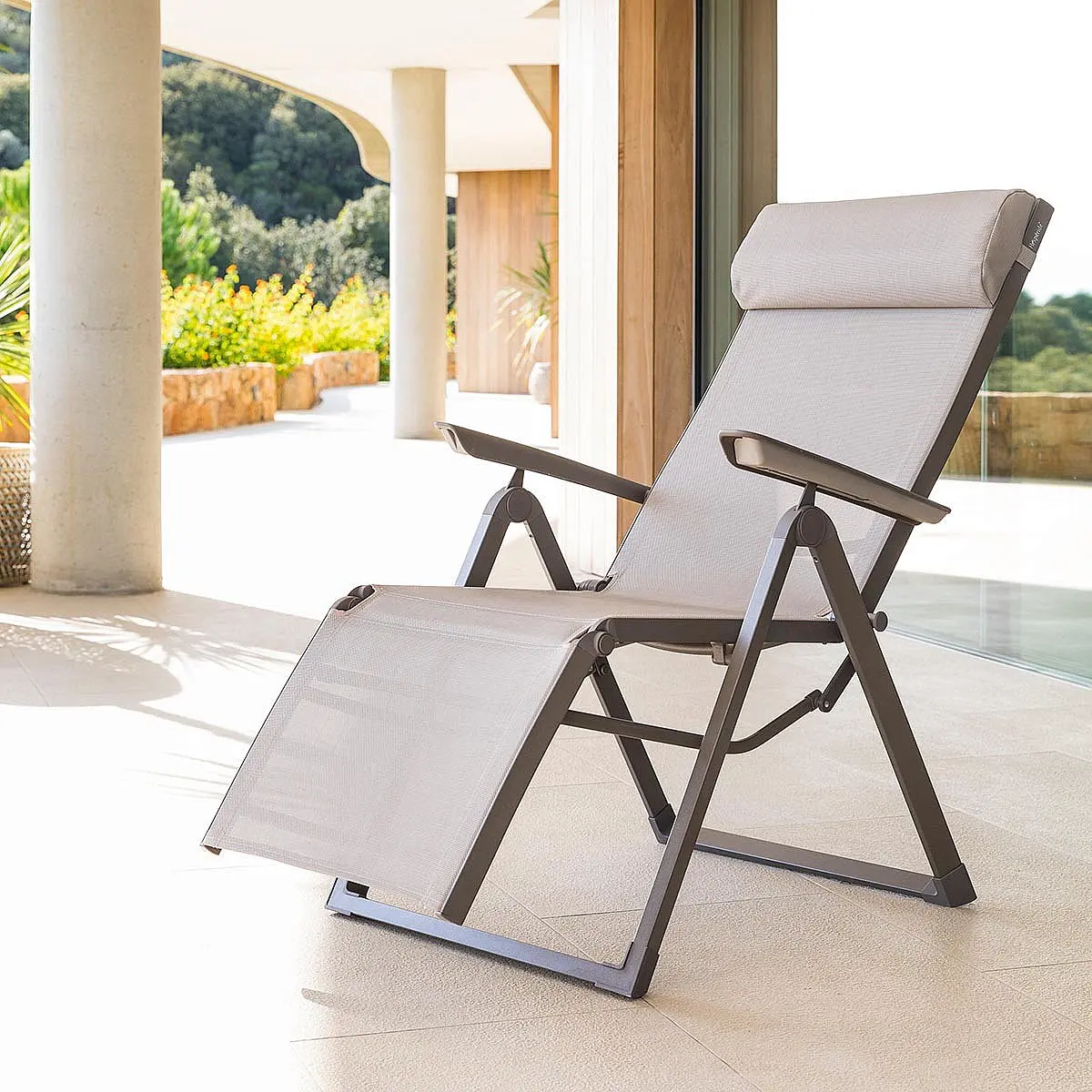 DEOKORK Hliníkové křeslo relaxační MALTA (ivory)