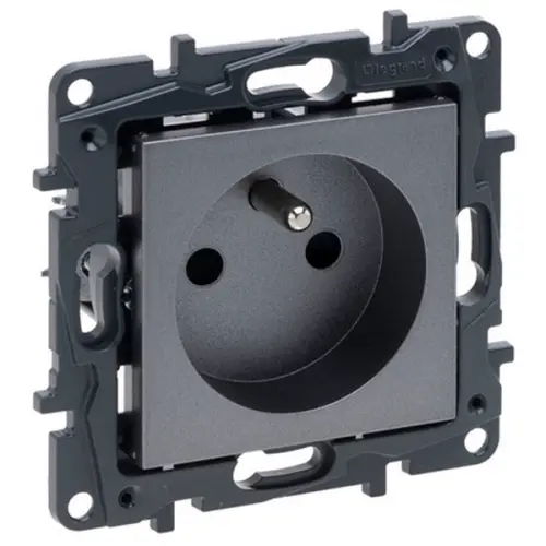 Legrand Niloé Step zásuvka s clonkami ocel 863433