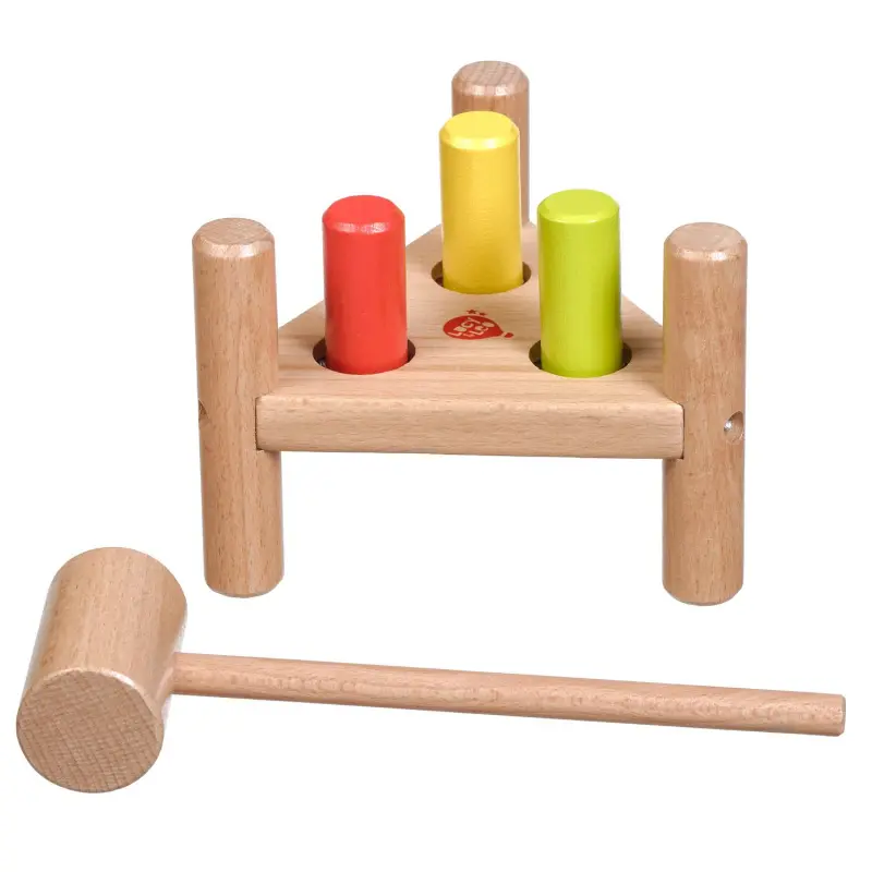 Lucy & Leo zatloukat Hammer and Pegs
