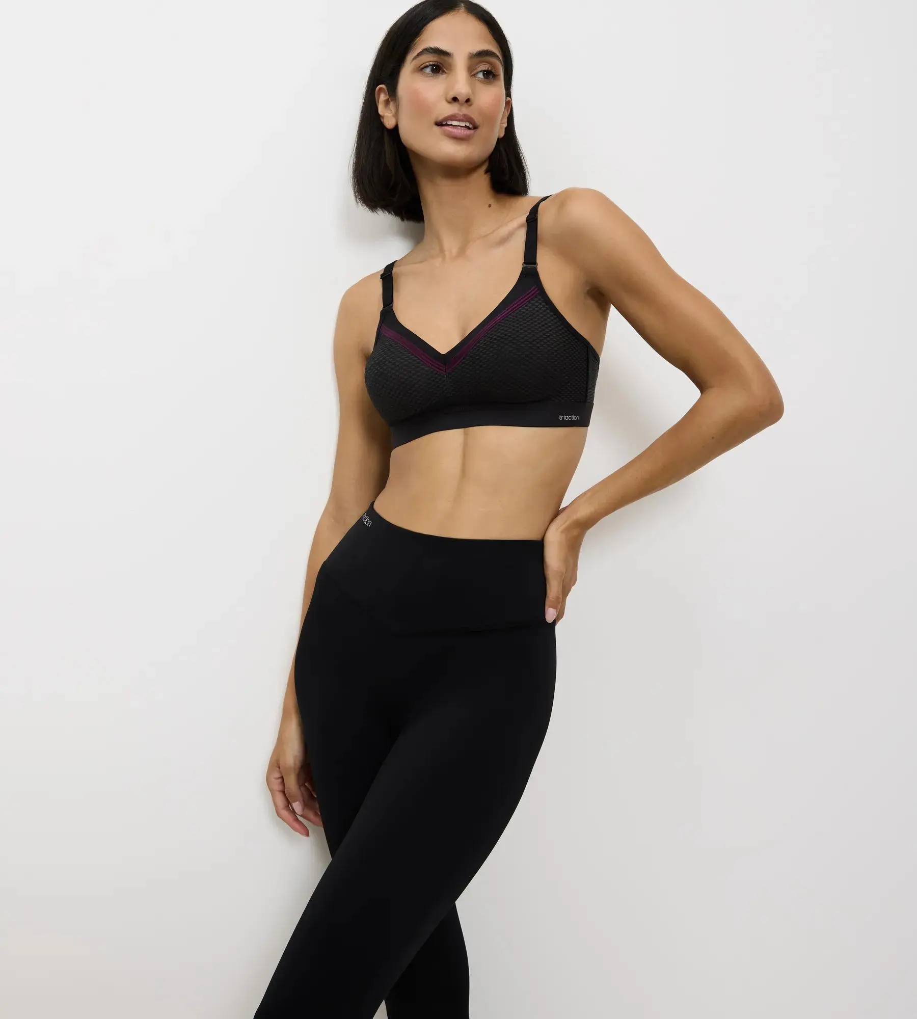 TRIACTION FREE MOTION – sportovní podprsenka s maximální podporou Triumph BLACK