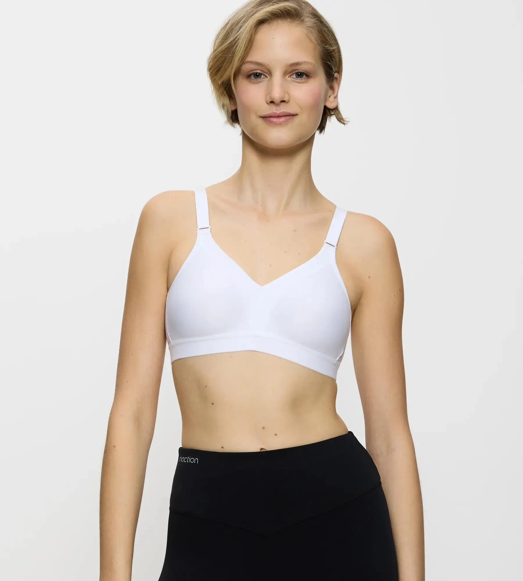 TRIACTION Wellness N – Sportovní podprsenka bez kostic pro jógu a pilates Triumph WHITE