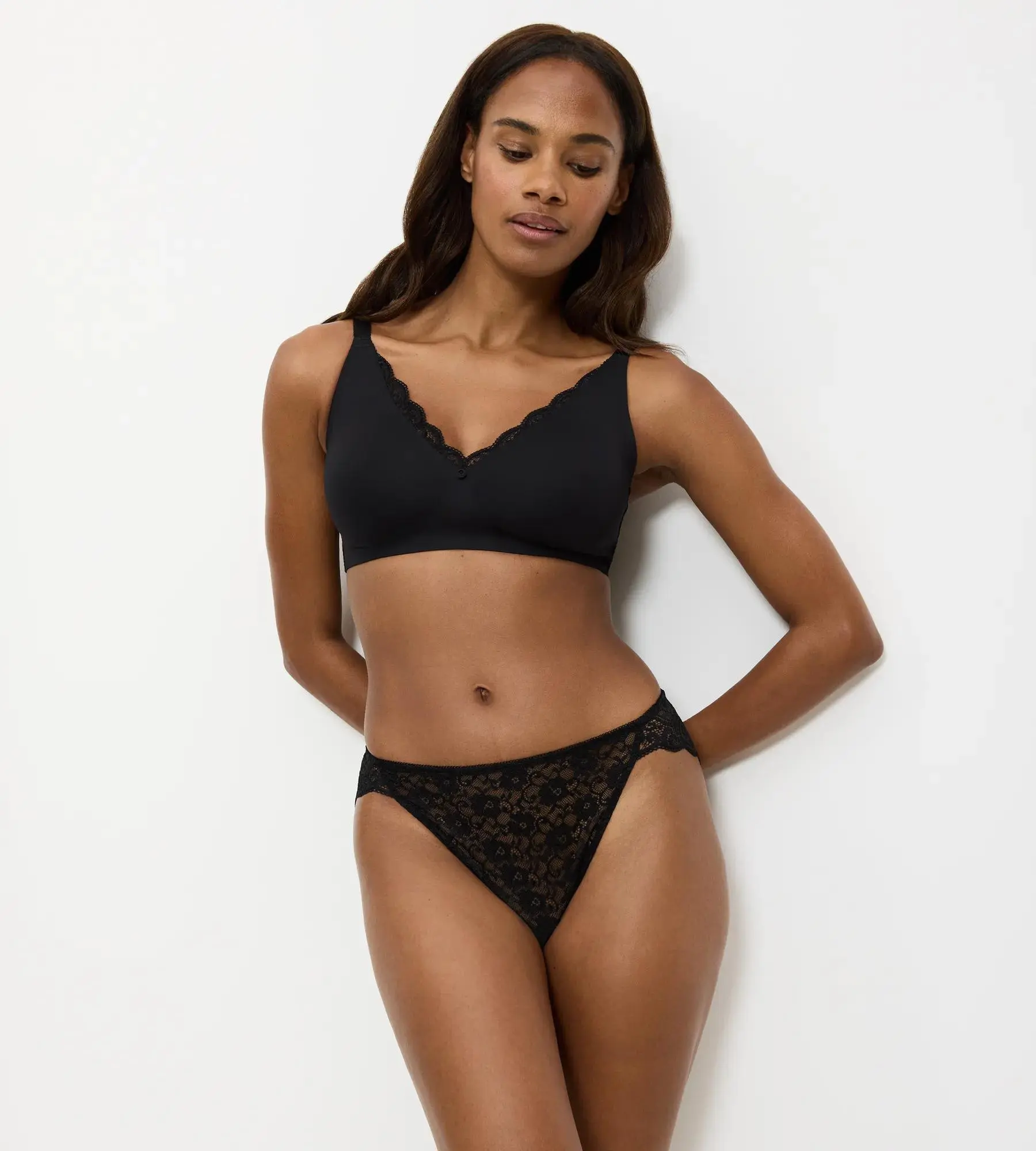 AMOURETTE N01 – Minimizer podprsenka: zmenšující efekt pro hladkou siluetu Triumph BLACK