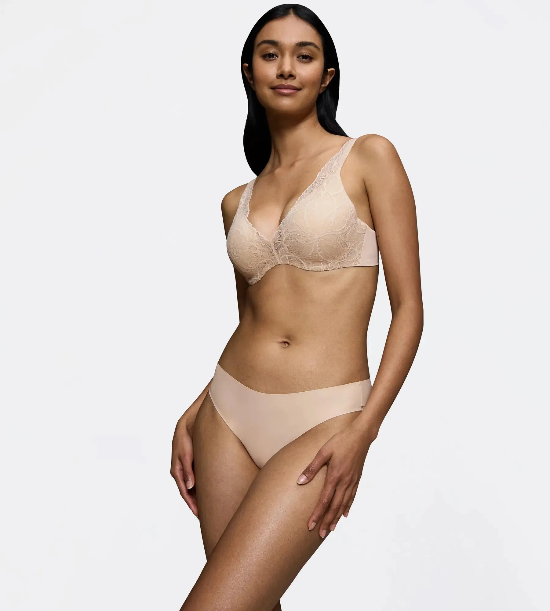 BODY MAKE-UP ILLUSION LACE – Tai kalhotky s krajkou a termo úpravou Triumph Satin Cream 42