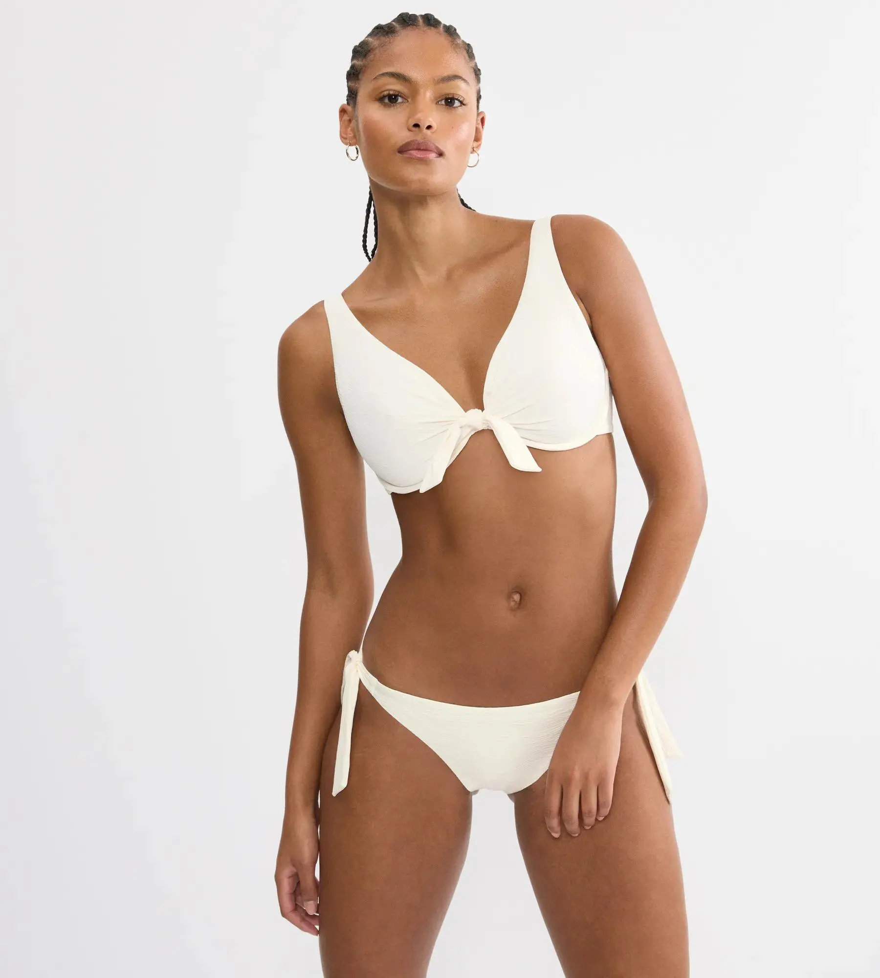 SUMMER DUNE - Bikinový top s kosticemi a centrálním uzlem Triumph BEIGE
