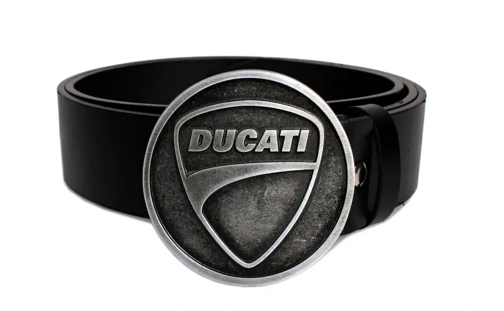 TXR Kožený opasek Ducati 140 cm (Moto opasek s přezkou Ducati, vyrobený z hovězí lícové kůže, zaručující dlouhou životnost.)