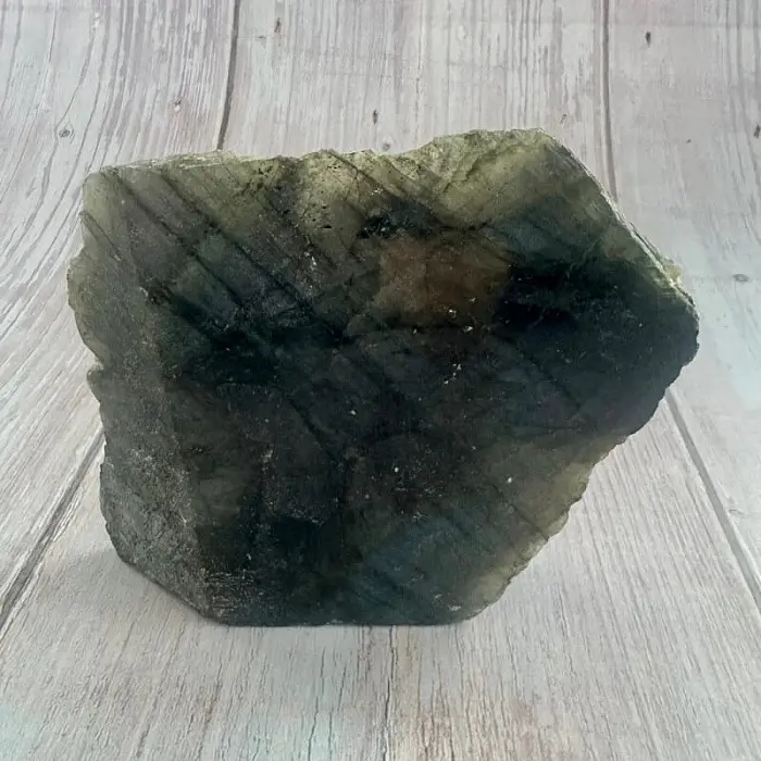 Labradorit polobroušený Madagaskar P2-24 - cca 8,8 x 10,9 cm, 420 g