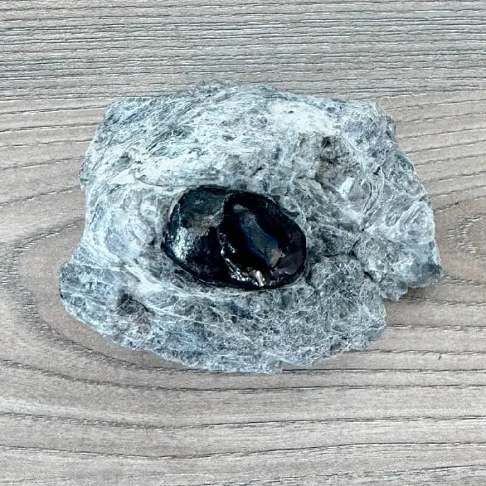 Obsidián Apačská slza v matrixu USA 77 - cca 3,1 cm, 298,2 g