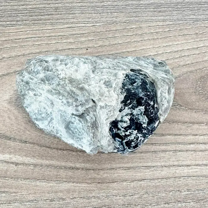 Obsidián Apačská slza v matrixu USA 79 - cca 3,9 cm, 217,3 g