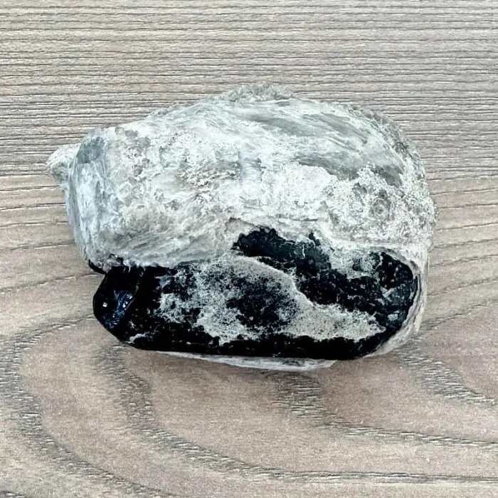 Obsidián Apačská slza v matrixu USA 81 - cca 5,9 cm, 190,9 g