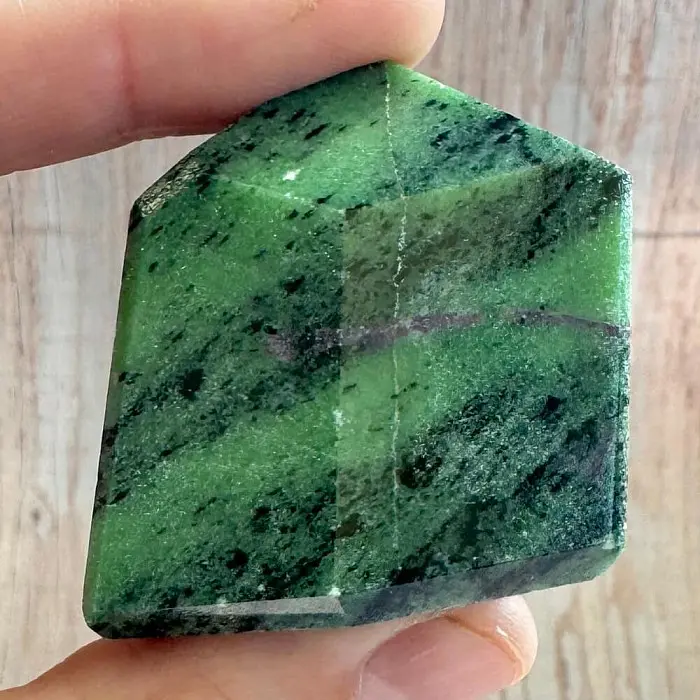Rubín v zoisitu špice - obelisk 24 - cca 3,9 x 4,2 cm, 110 g