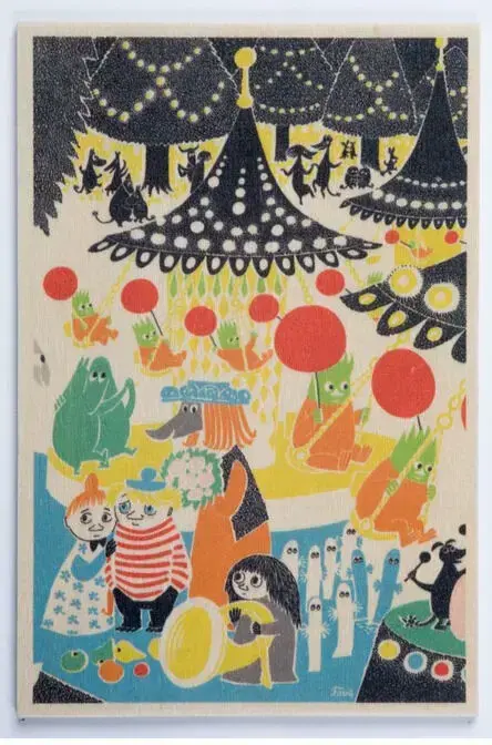 Dřevěná pohlednice Anglo-Nordic Moomin párty uni