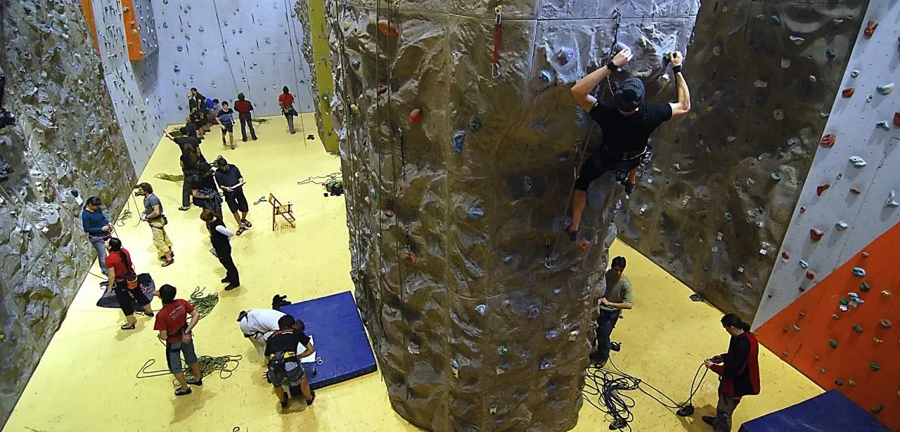 Lezecká stěna a boulder Písek - pro začátečníky i pokročilé