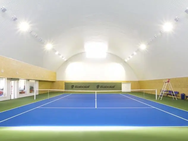 Tenis ve sportovním areálu Dobřany - vnitřní i venkovní kurty - Tenis v hale