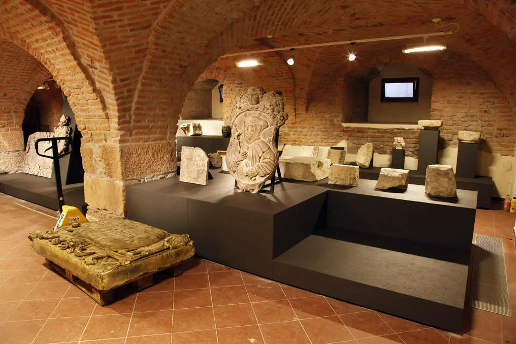 Vlastivědné muzeum Olomouc - prohlídka expozic - Příběh kamene – expozice geologie, archeologie a lapidária