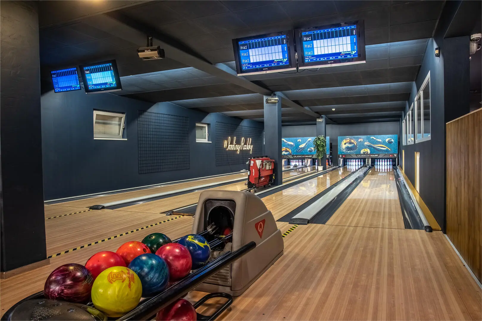 Bowling Roztoky - 4 profesionální bowlingové dráhy QubicaAMF