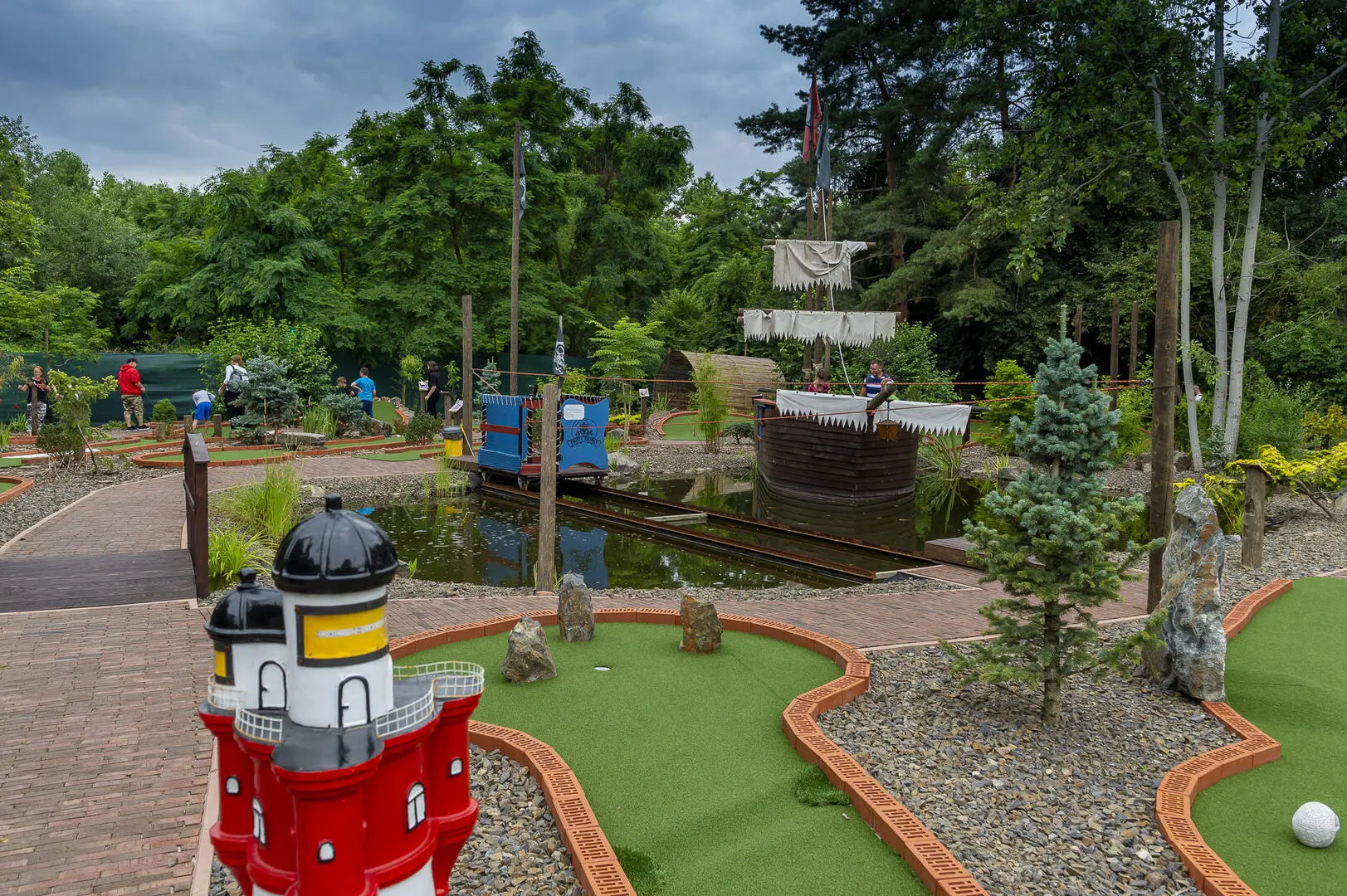 Minigolf v Pirátí zátoce Praha - největší minigolf v Praze