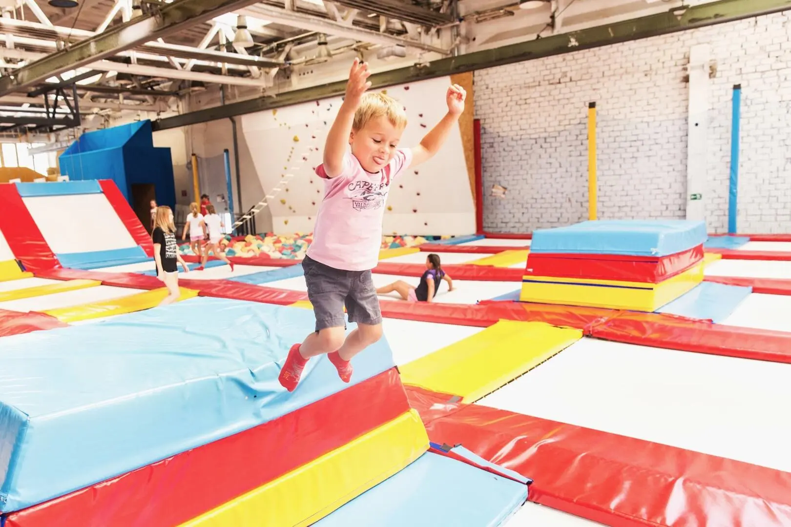Jump Family Olomouc - skákání na trampolínách pro děti i dospělé