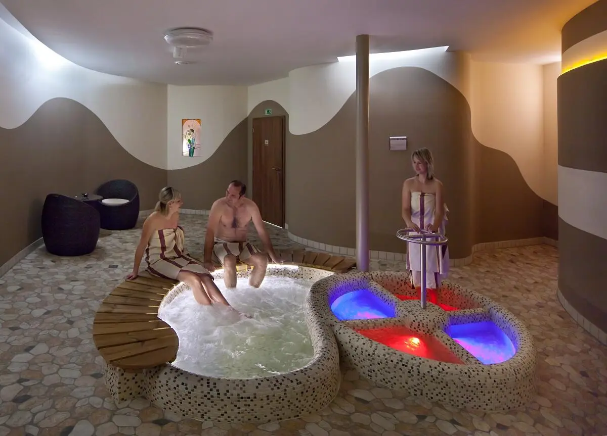 Saunový ráj Holice - klasické sauny, parní kabiny i relaxační vířivka