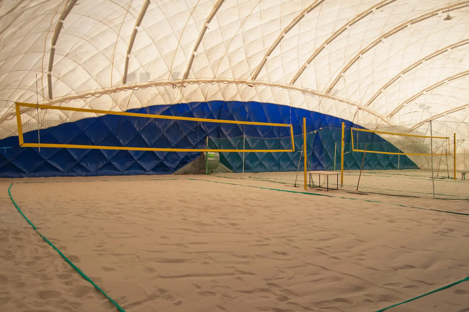 Beach volejbal v Beach Tenis Kapitol - kurty v kryté hale