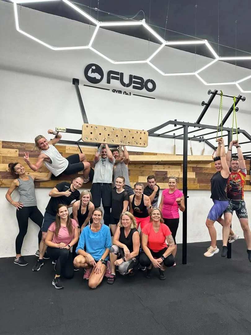 Kruhové tréninky FUBO Gym Hradec Králové - skupinové lekce, které tě budou bavit - TABATA - intervalový trénink, kde se střídá 20 vteřin cvičení a 10 vteřin odpočinku po dobu 4 minut