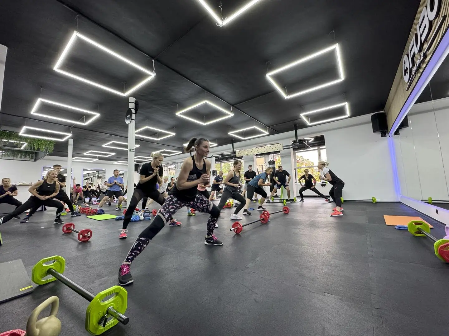 Kruhové tréninky FUBO Gym Pardubice - skupinové lekce, které tě budou bavit - Body Pump - Cvičení se speciální nakládací činkou