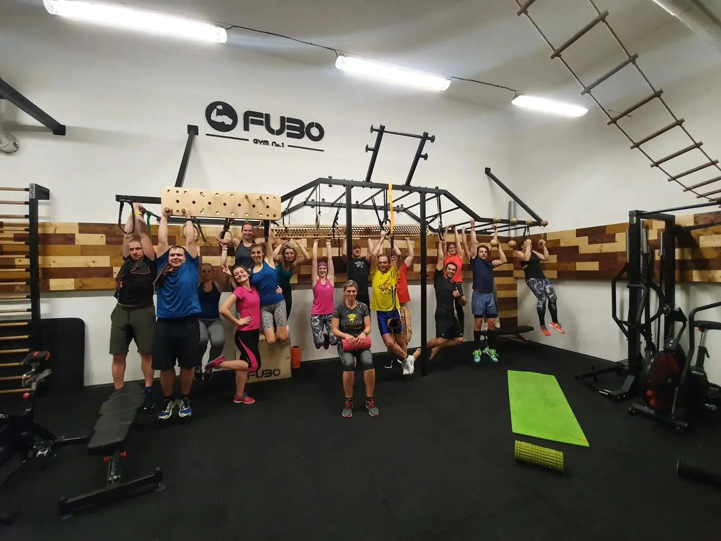 Kruhové tréninky FUBO Gym Hradec Králové - skupinové lekce, které tě budou bavit - OCR kruháč - příprava na překážkové závody typu Spartan, Gladiator atd.