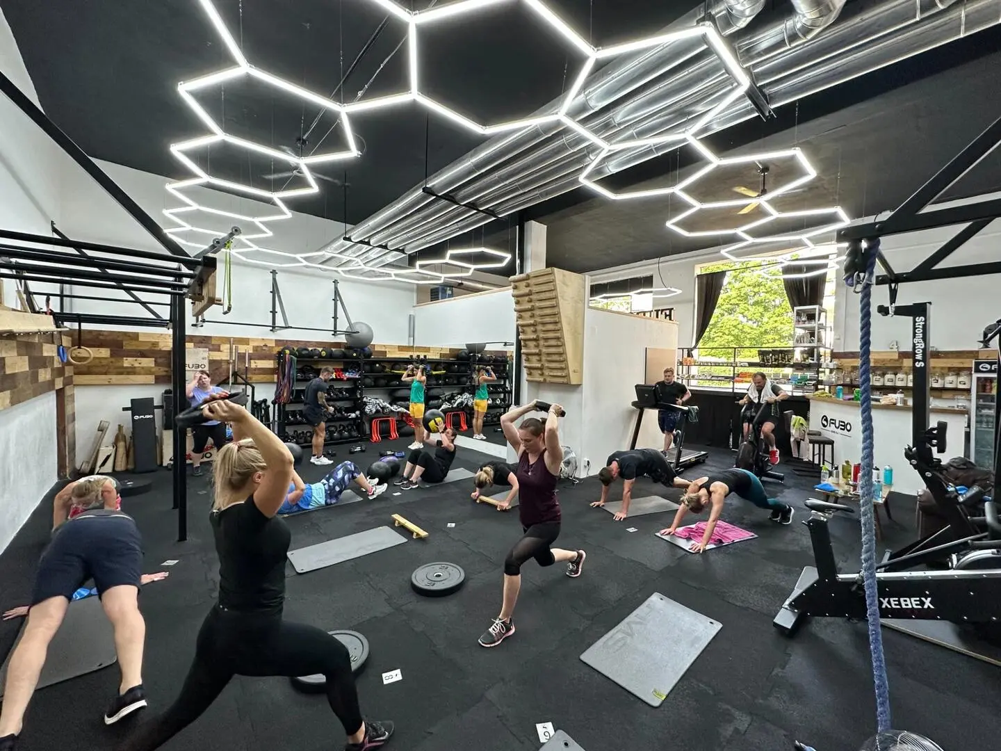 Kruhové tréninky FUBO Gym Pardubice - skupinové lekce, které tě budou bavit - Kondiční kruháč - ideální na hubnutí a tvarování těla