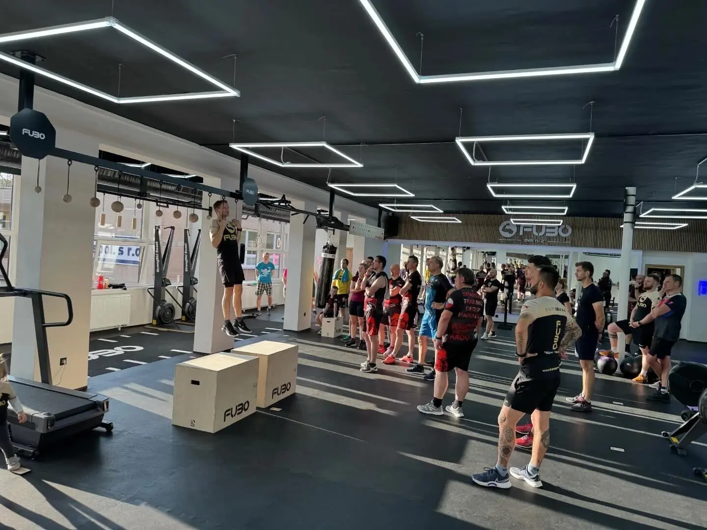 Kruhové tréninky FUBO Gym Pardubice - skupinové lekce, které tě budou bavit - OCR kruháč - příprava na překážkové závody typu Spartan, Gladiator atd.