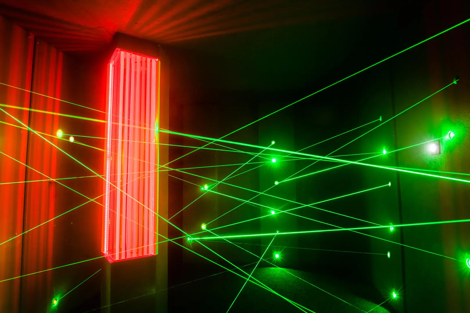 Laserové bludiště Liberec - dostaňte se ven bez doteku laseru - Laserové bludiště Liberec - dostaňte se ven bez doteku laseru - modrá místnost