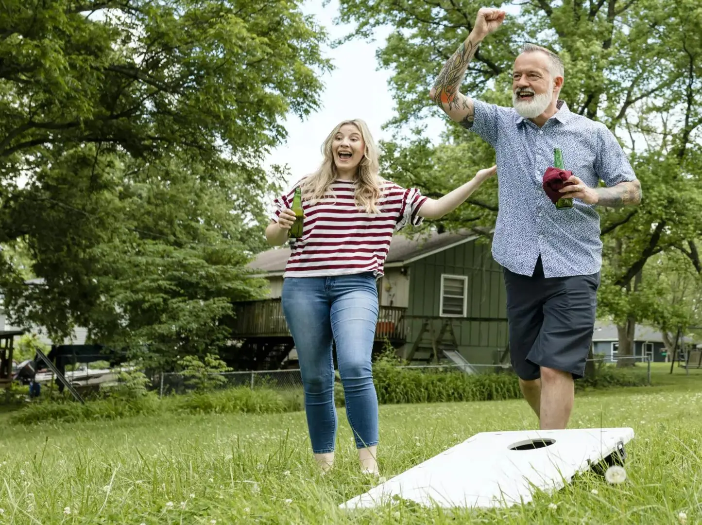 Cornhole od NejlepšíAtrakce.cz - trefte se sáčkem do díry ve dřevěné desce