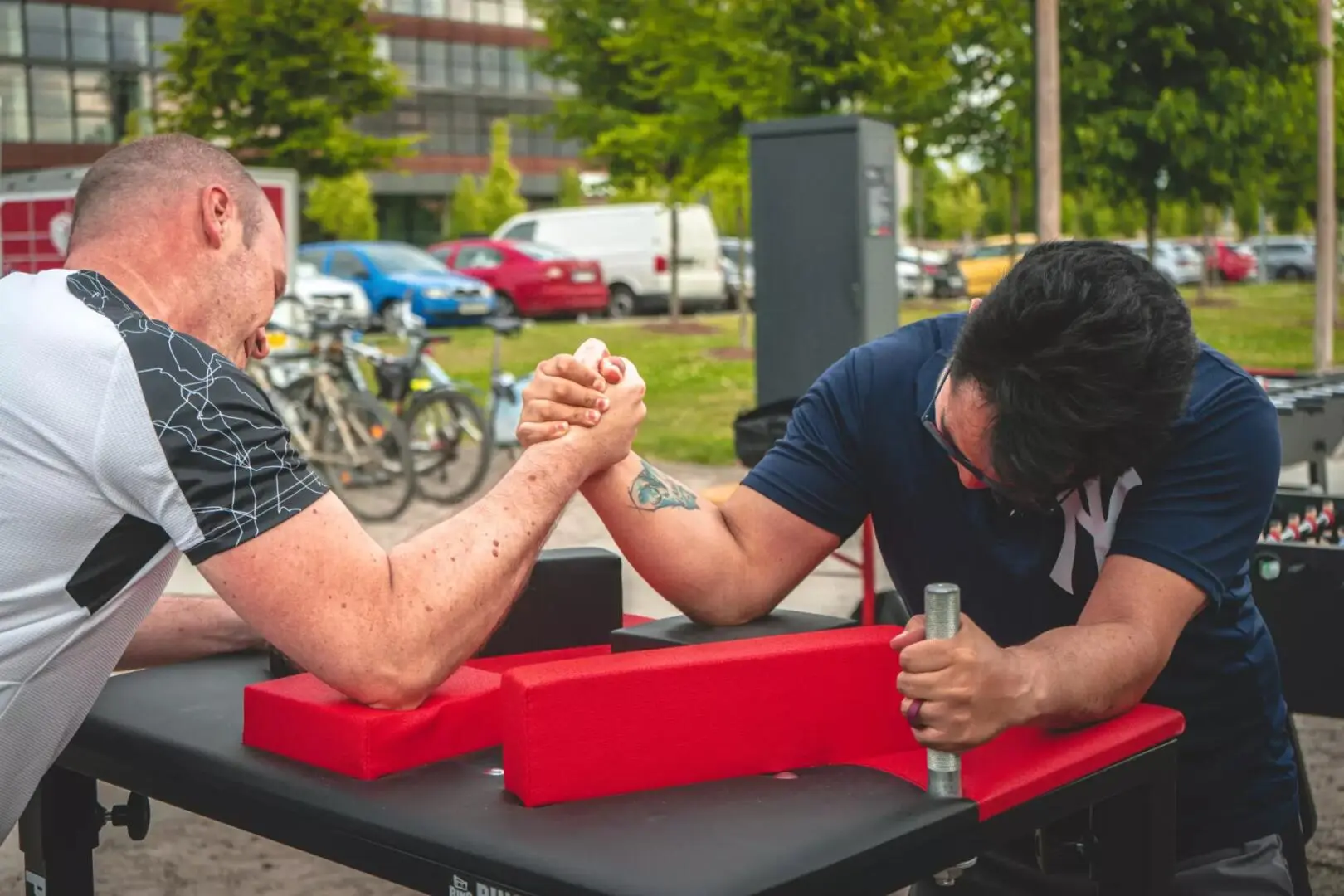 Stůl na páku - Armwrestling od NejlepšíAtrakce.cz - zábava pro opravdové chlapy