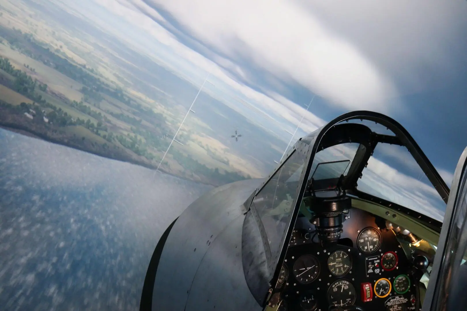 Letecké bojové simulátory Praha - zažij 2. sv. válku - 60 nebo 90 minut + 15 minut ZDARMA - Spitfire Mk.IX - simulátor legendárního letounu druhé světové války