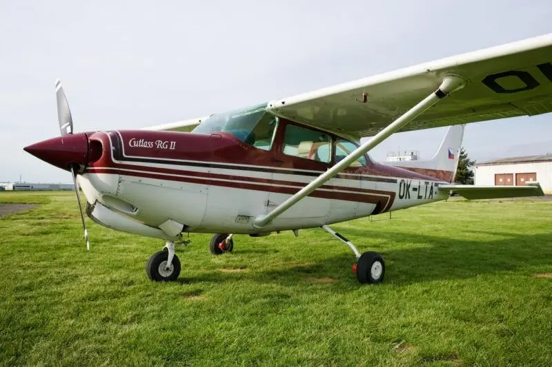 Aeroklub Praha Letňany - vyhlídkové lety - Trasa dle Vašeho přání Cessnou 172 RG - let pro 3 osoby