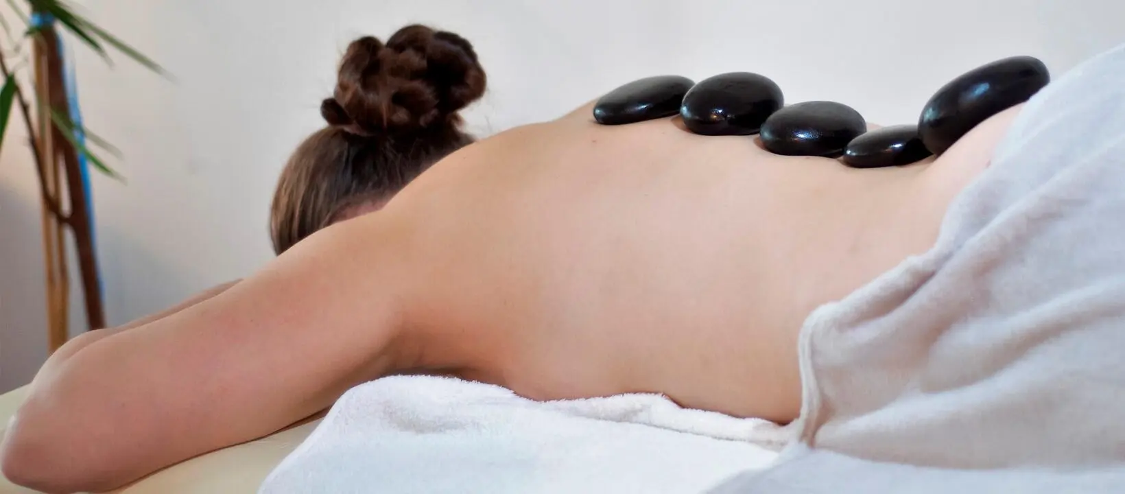 Masáž lávovými kameny v salonu Aromamasáže Olomouc - více než relaxace