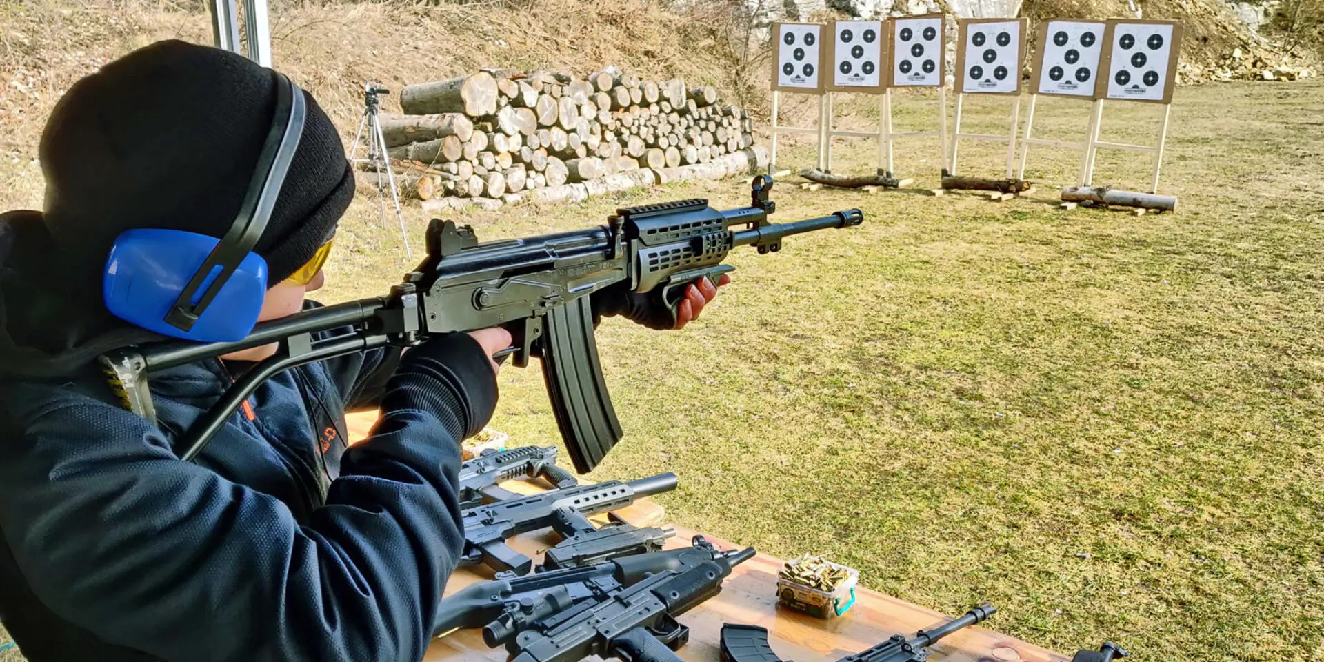 Zážitková střelba u Velké Bíteše se slevou 50 % - balíčky pro 2 osoby - Balíček pro děti – 10 zbraní a 80 nábojů