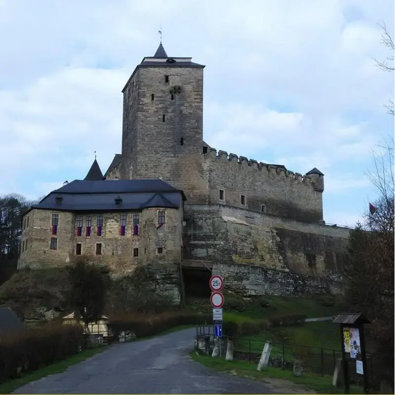 Venkovní úkrytová hra u Hradu Kost - S Klapkou do Vesce, Plakánku a na hrad Kost
