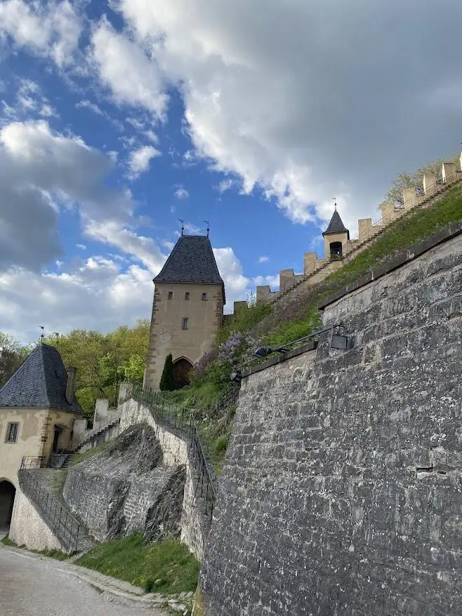 Venkovní úkrytová hra u Karlštejna - Karel, Blanka a středověký Karlštejn