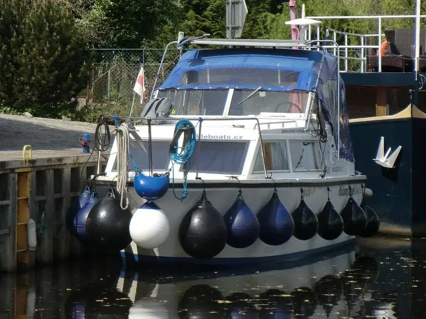 Dobrodružství na obytné lodi Viking 26 REGINA – staňte se kapitánem vlastních zážitků!