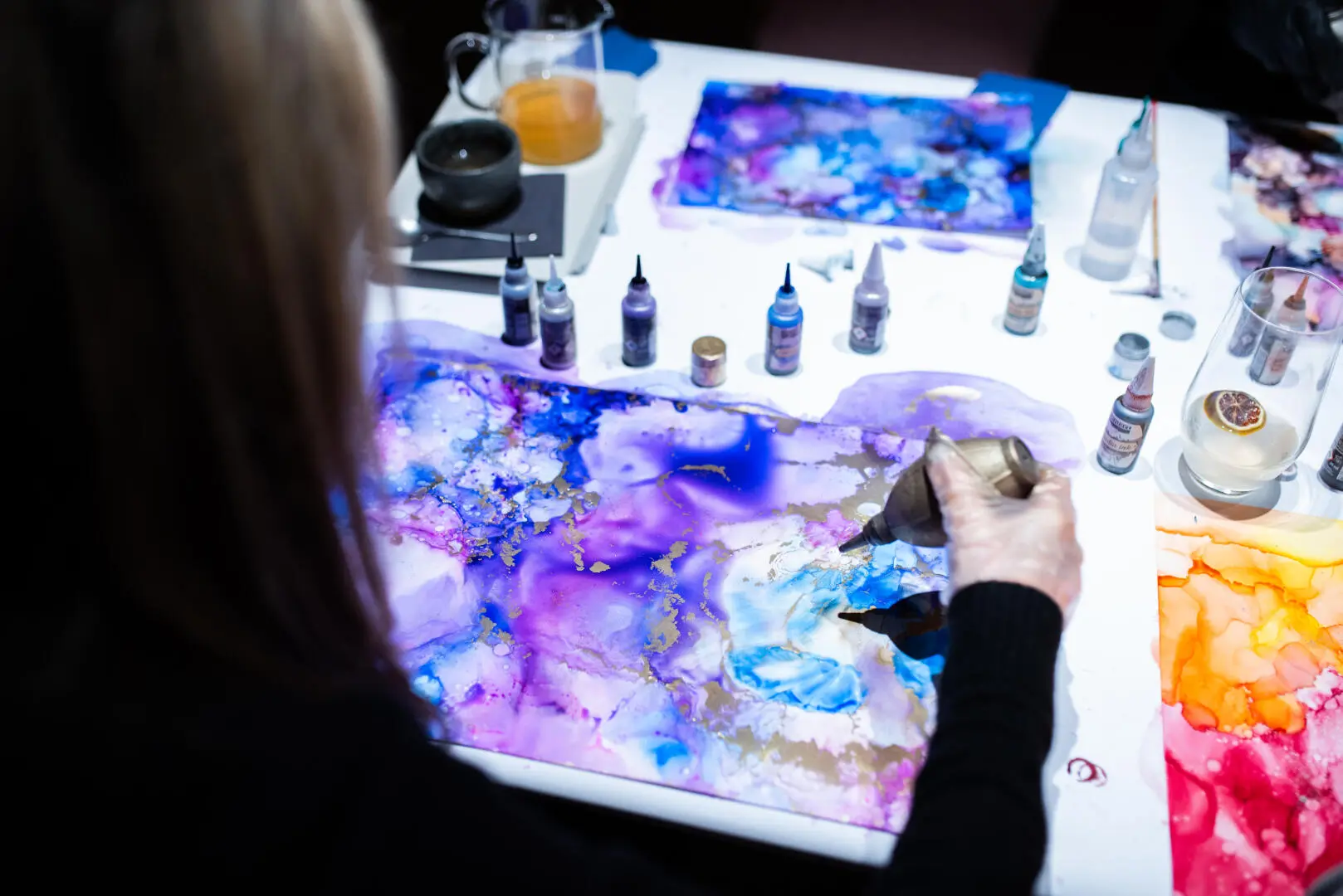ArtInk v Hradci Králové (NáPLAVKA) - Abstraktní malování lihovou tuší s třpytivými pigmenty